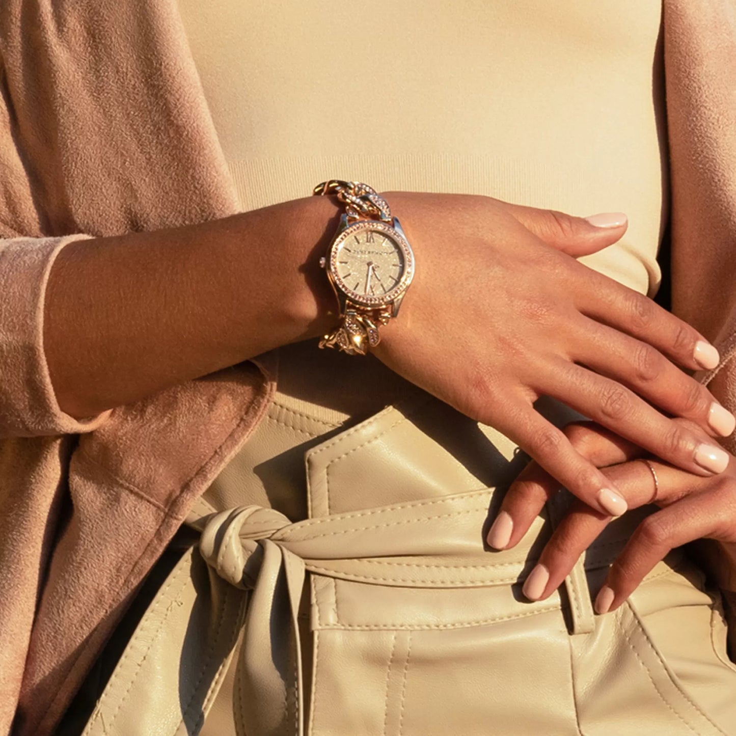 Monarchic® Watch - Jennifer - En Gold chain bracelet watch with topaz crystals on bezel close view