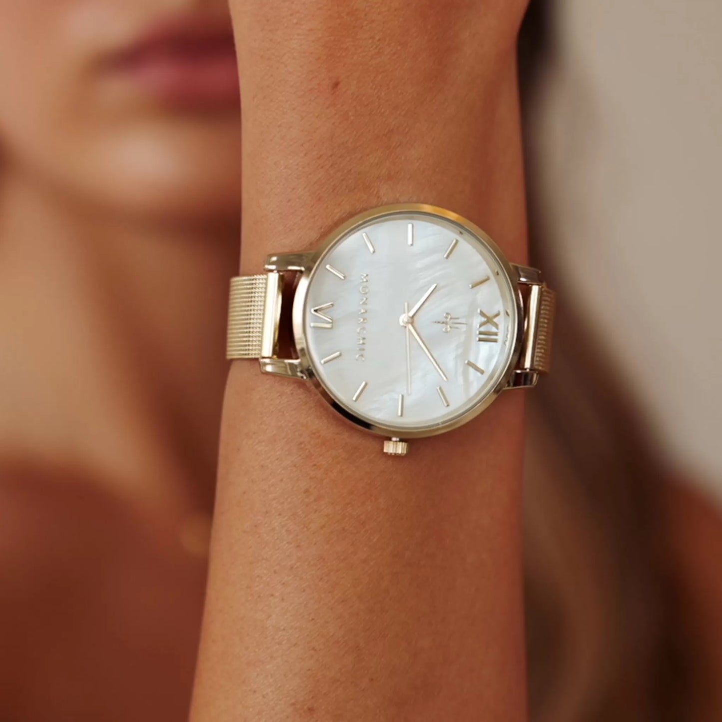 Monarchic® Watch - Kelly - Taylor Gold mesh watch with golden pearl dial close up
