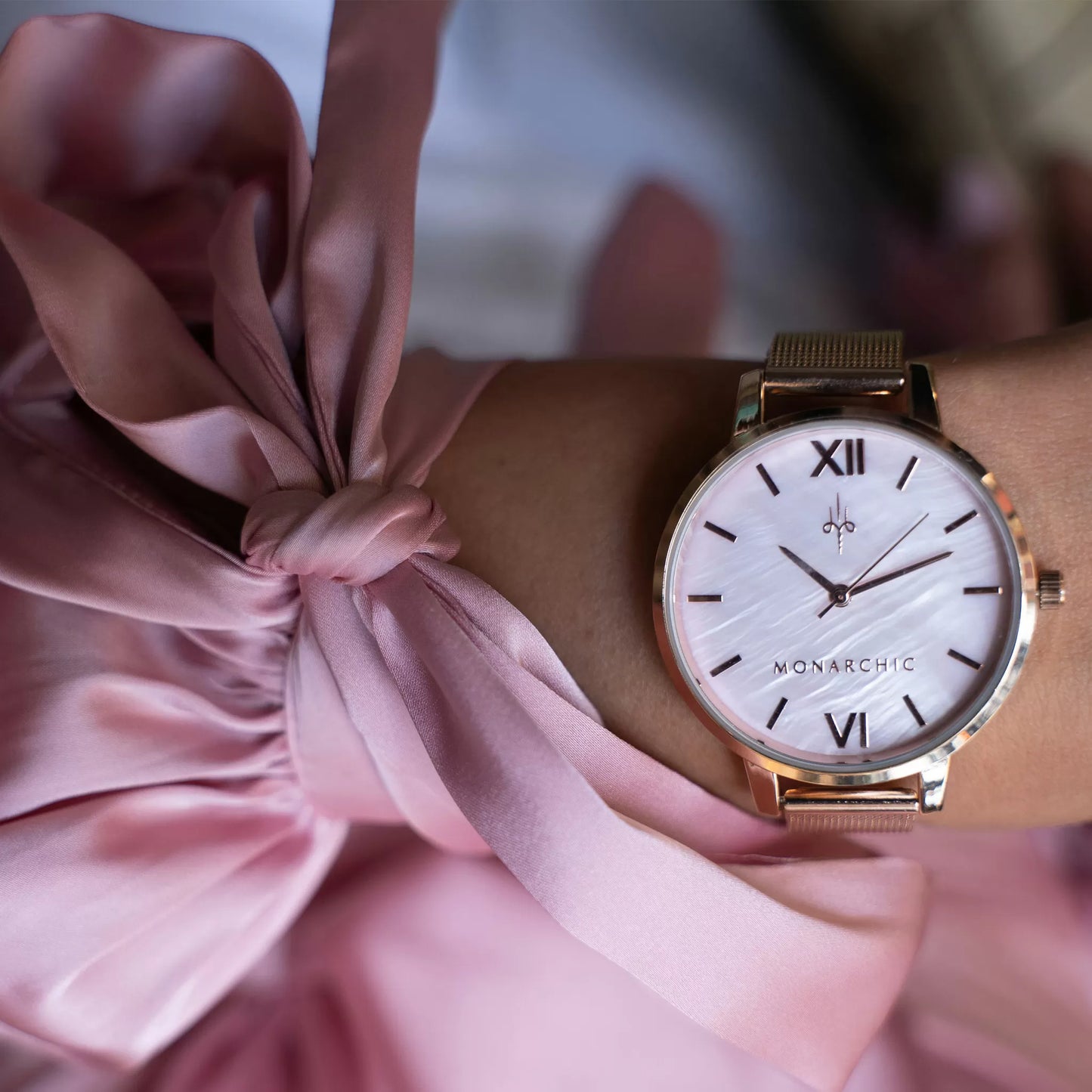 Monarchic® Watch - Kelly - Rose Gold mesh watch with rose pearl dial close up